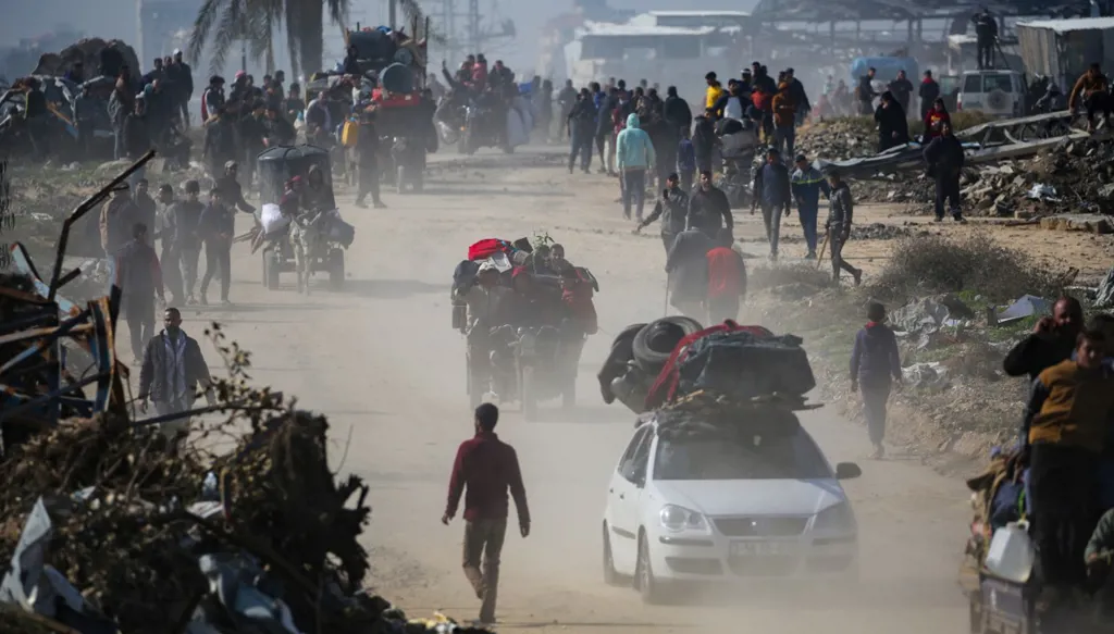 إجراءات معقدة... كيف يجري فحص الفلسطينيين العائدين لشمال غزة بحثاً عن أسلحة؟