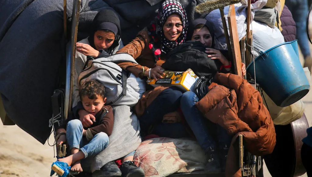 التئام شمل عائلات فلسطينية مع عودة حشود ضخمة إلى شمال غزة