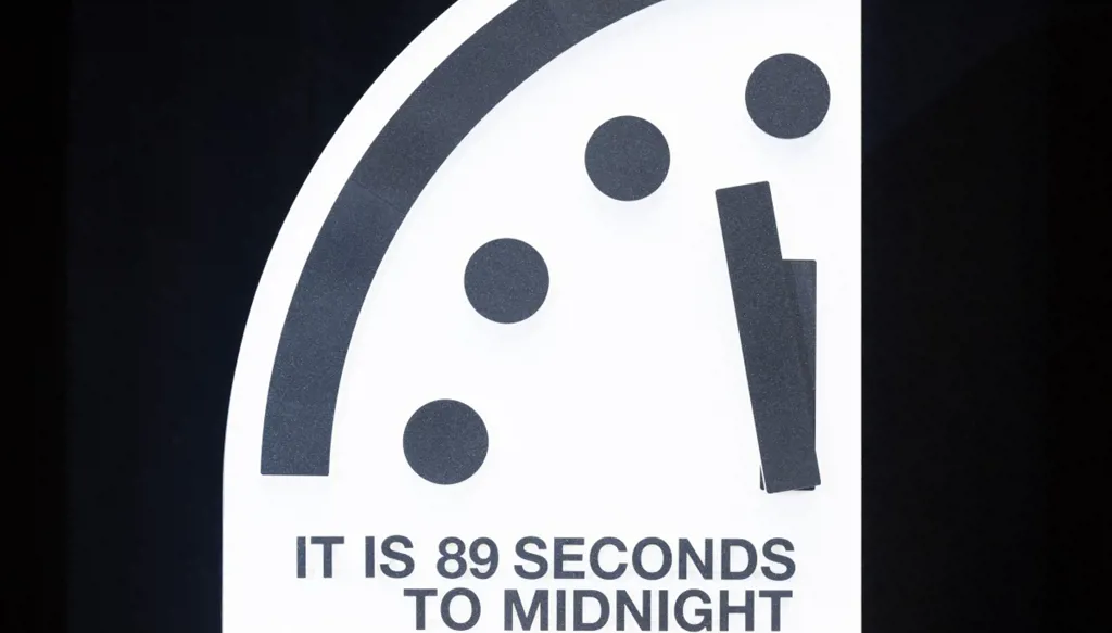 بالصور - تقريب "ساعة يوم القيامة" ثانية واحدة من منتصف ليل أمس