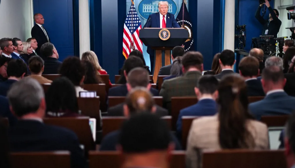 ترامب: اصطدام الطائرتين تم بصورة مباشرة ولا يوجد اي ناجين