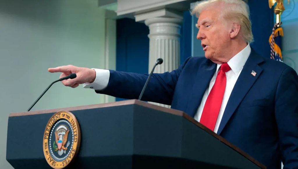 بالفيديو- ترامب يهزأ من صحافية بسبب سؤال:  لا أفهم كلمة مما تقولين