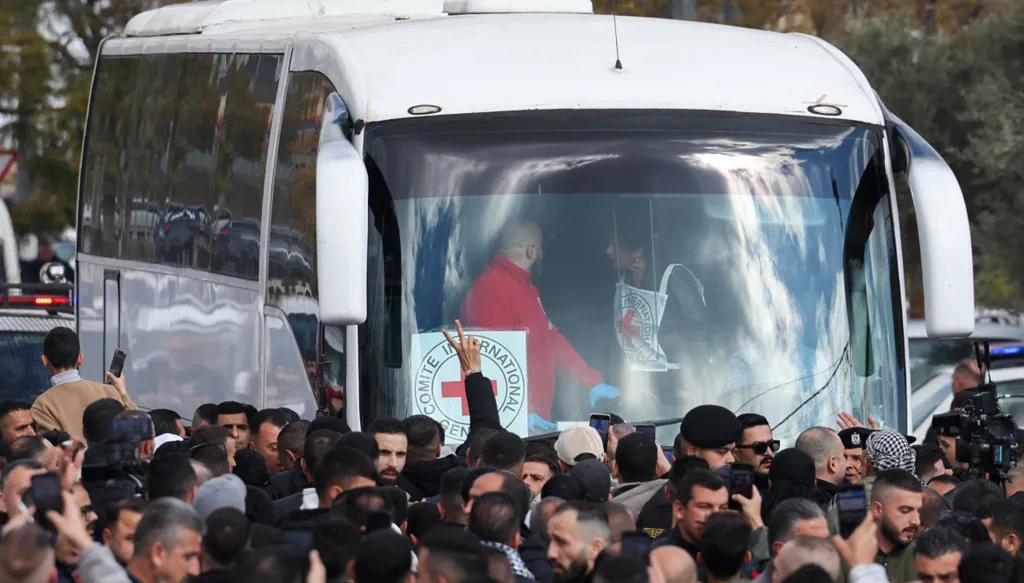 عملية تبادل رابعة للأسرى بين "حماس" وإسرائيل... الإفراج عن 183 فلسطينياً (صور وفيديو)