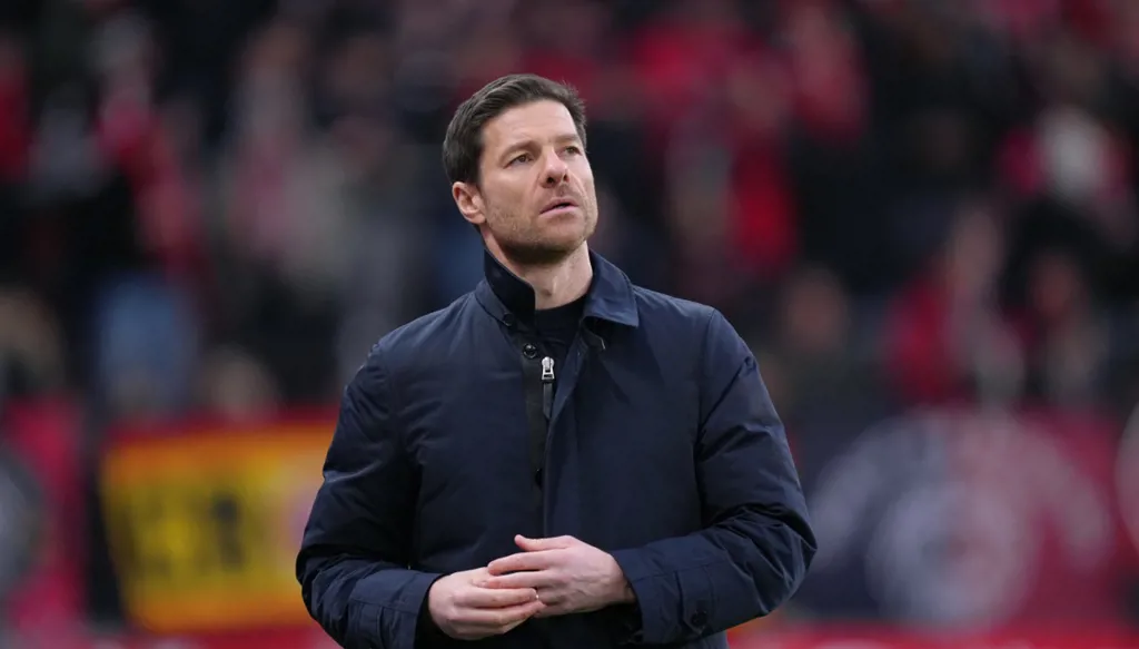 ألونسو يؤكّد مكانته بين نخبة مدرّبي العالم