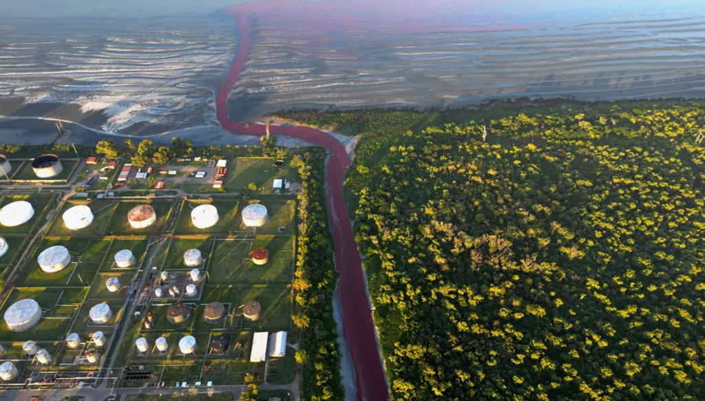 مياه نهر في ضواحي بوينوس آيرس تصطبغ بالأحمر... والسكان يتهمون المصانع بتلويثه (صور)