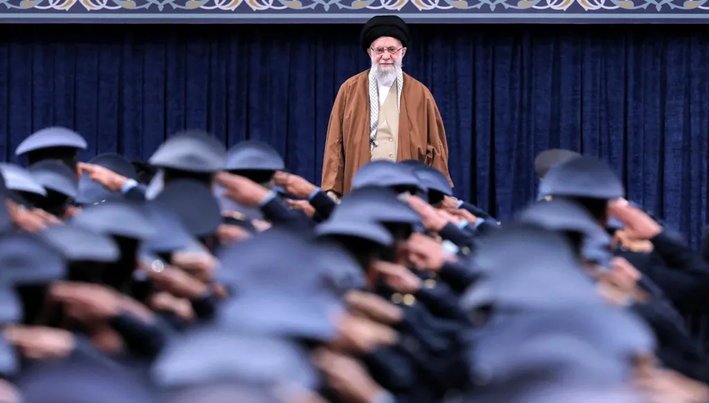 خامنئي يتراجع عن المحادثات مع واشنطن... ما المعلومات التي وصلته لينقلب على رأيه؟