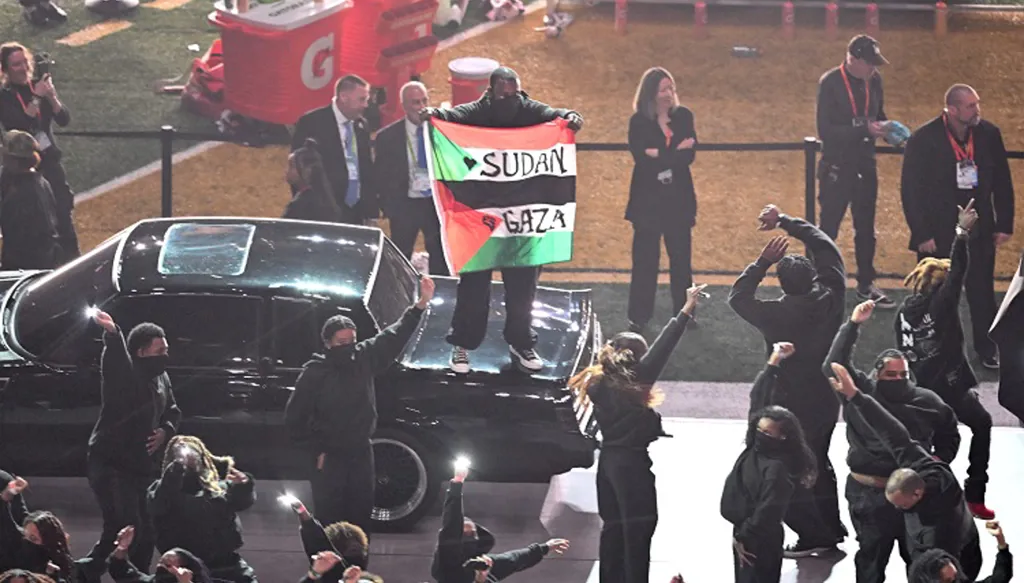 "السوبر بول" تتحول إلى ساحة احتجاج... ناشط يرفع علم فلسطين بحضور ترامب (صور وفيديو)
