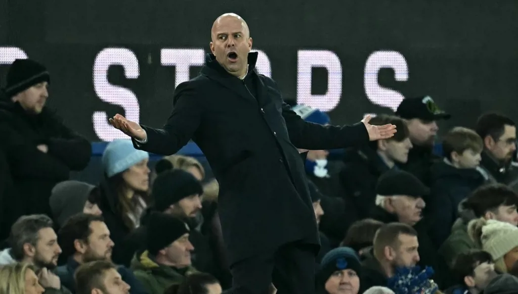 رابطة الدوري الإنكليزي تكشف عقوبة سلوت بعد طرده بدربي المرسيسايد