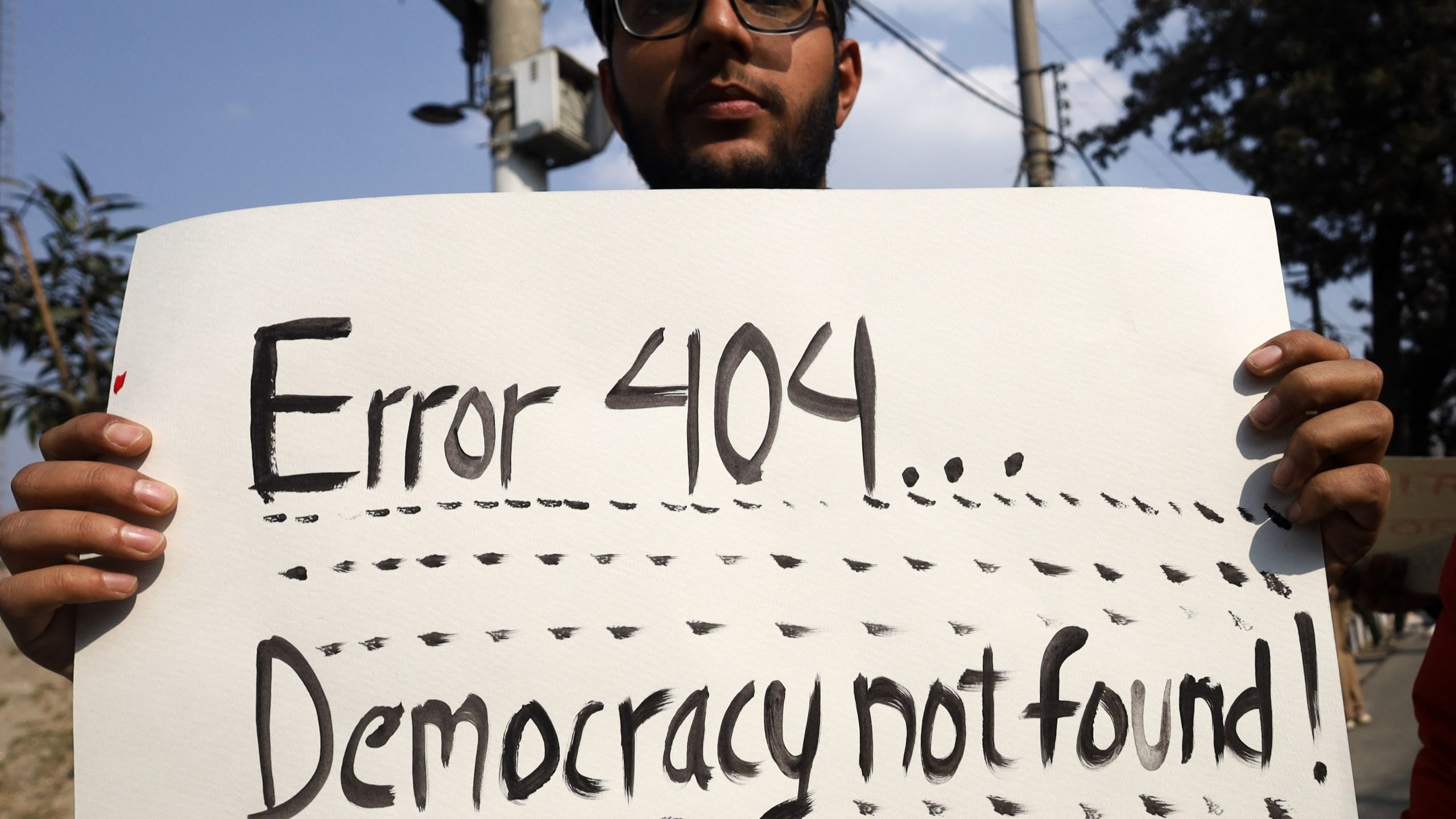 متظاهر ينعي الديموقراطية في النيبال. (أ ف ب)