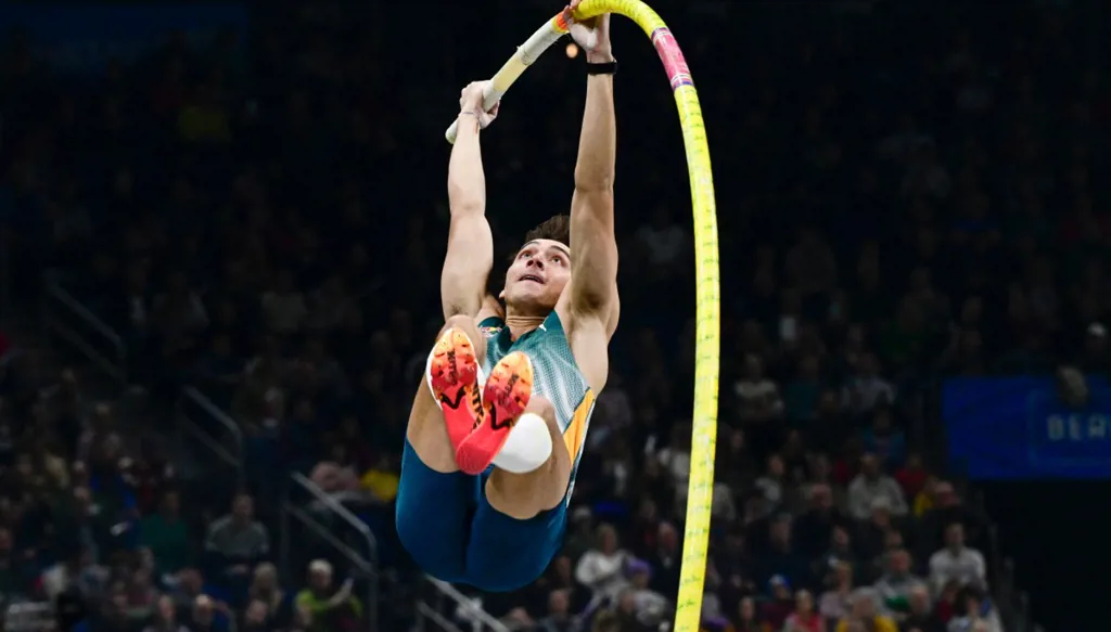 السويدي دوبلانتيس يستهل موسمه الجديد بقفزة قوية في برلين