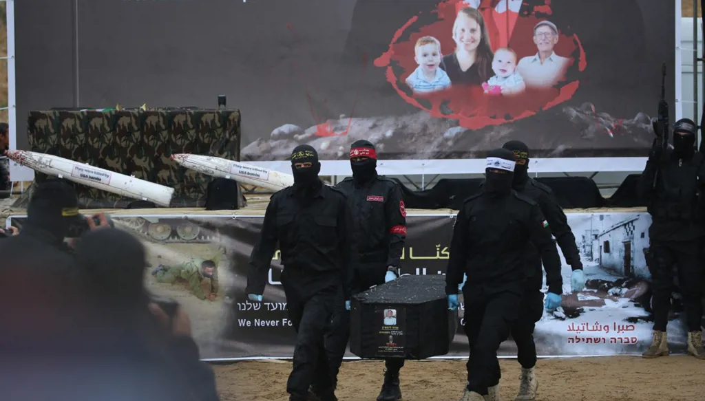 بعد الاتهام الإسرائيلي بإعادة رفات فلسطينيّة بدل شيري بيباس... "حماس": الأشلاء اختلطت تحت الأنقاض