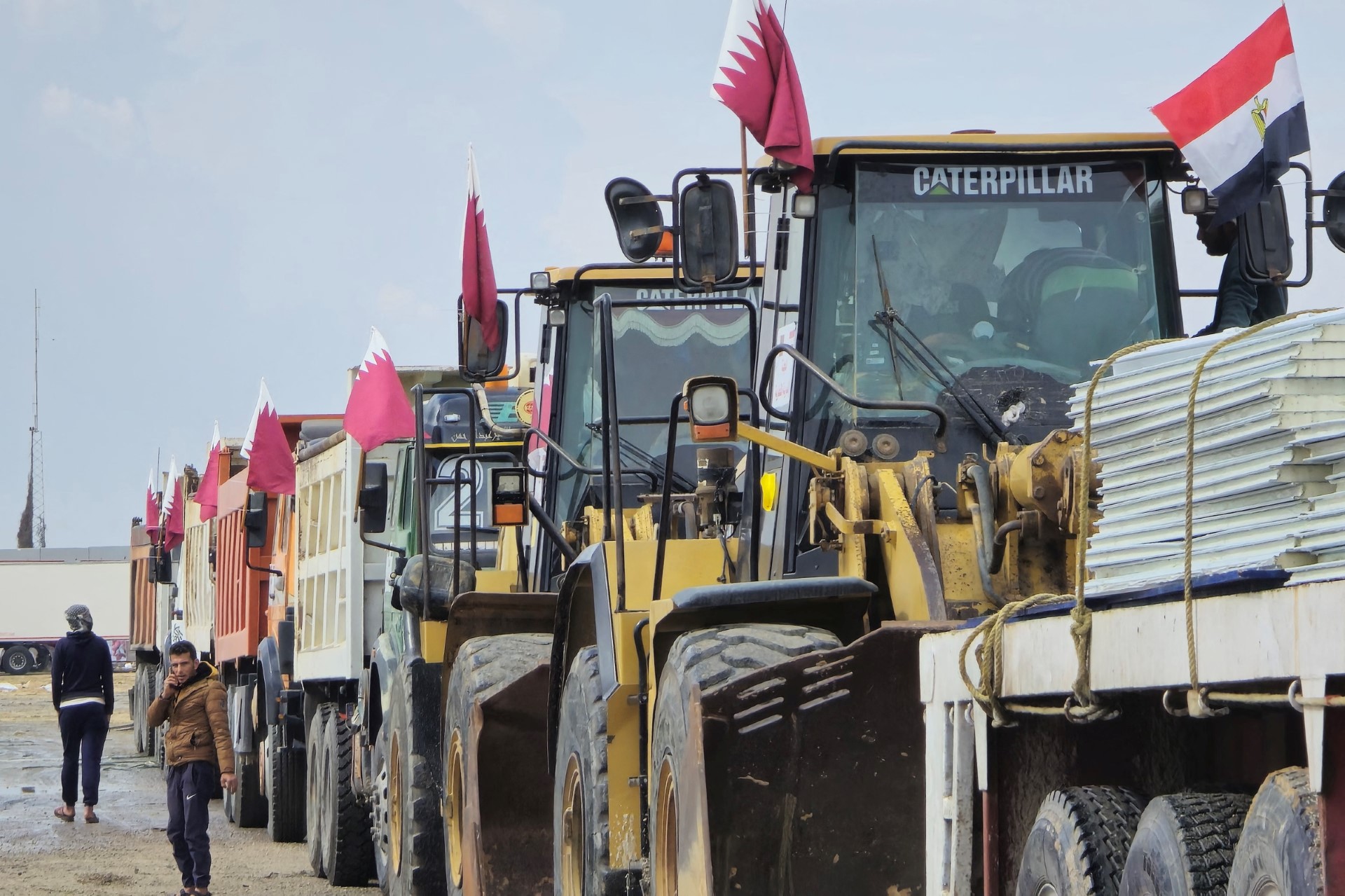 شاحنات في رفح. (أب ف)