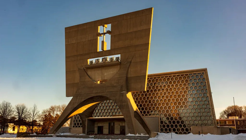 كنيسة أميركية تلهم "الوحشي" الساعي نحو  الـ"أوسكار"