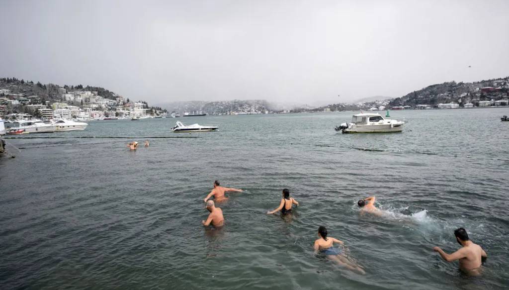 السباحة في مياه البوسفور الباردة تُثلج قلوب عشاق المضيق في اسطنبول (صور)