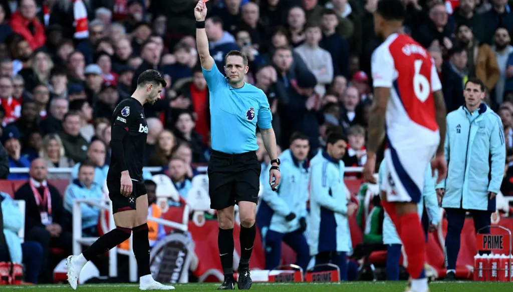 رواتب حكام كرة القدم... من يتقاضى الأكثر في أوروبا؟