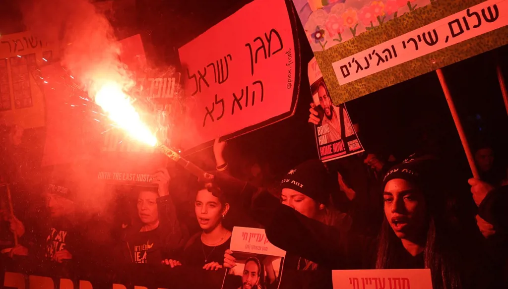 نتنياهو يُفخّخ المفاوضات ويؤجّل تسليم أسرى فلسطينيين... هل يصمد الاتفاق؟
