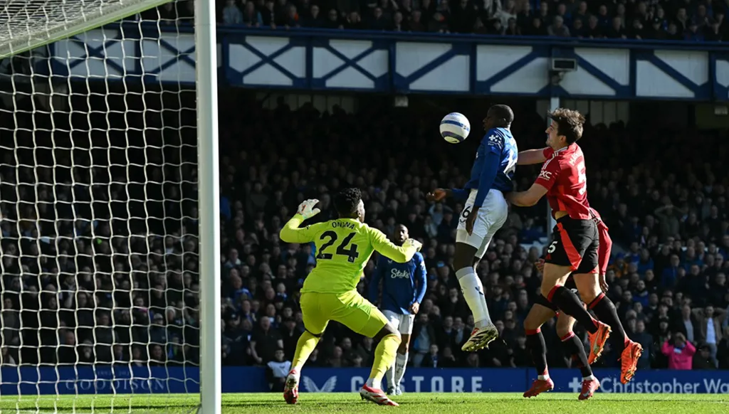 مانشستر يونايتد ينتزع نقطة من فم إيفرتون في دراما مثيرة