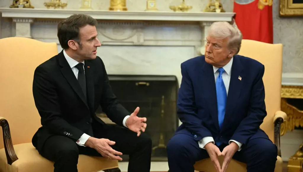 بعد أن كسر بروتوكول استقباله... ترامب ربت بيده على ركبة ماكرون بسبب ردّ ساخر (فيديو)