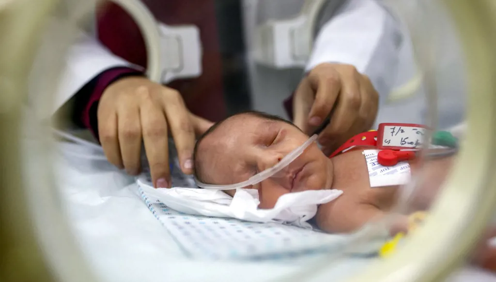 وفاة 6 أطفال حديثي الولادة بسبب البرد القارس في غزة