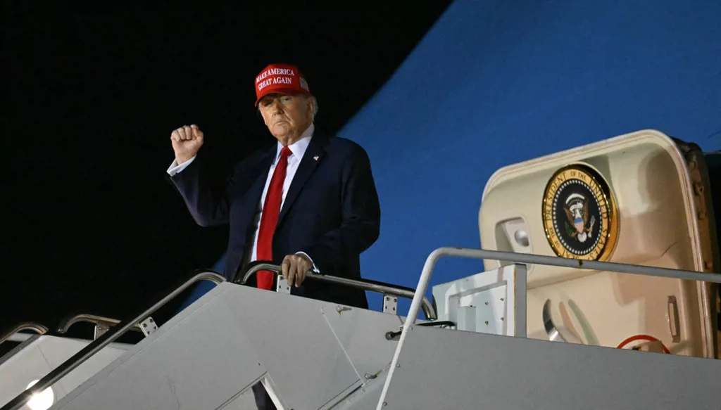 طائرة ترامب الهليكوبتر تعطل حركة الطيران في مطار بواشنطن