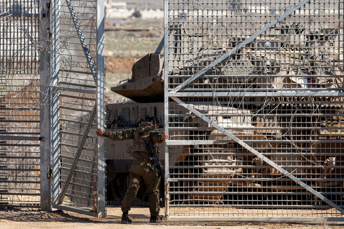 جندي إسرائيلي عند المنطقة العازلة مع سوريا. (ا ف ب)