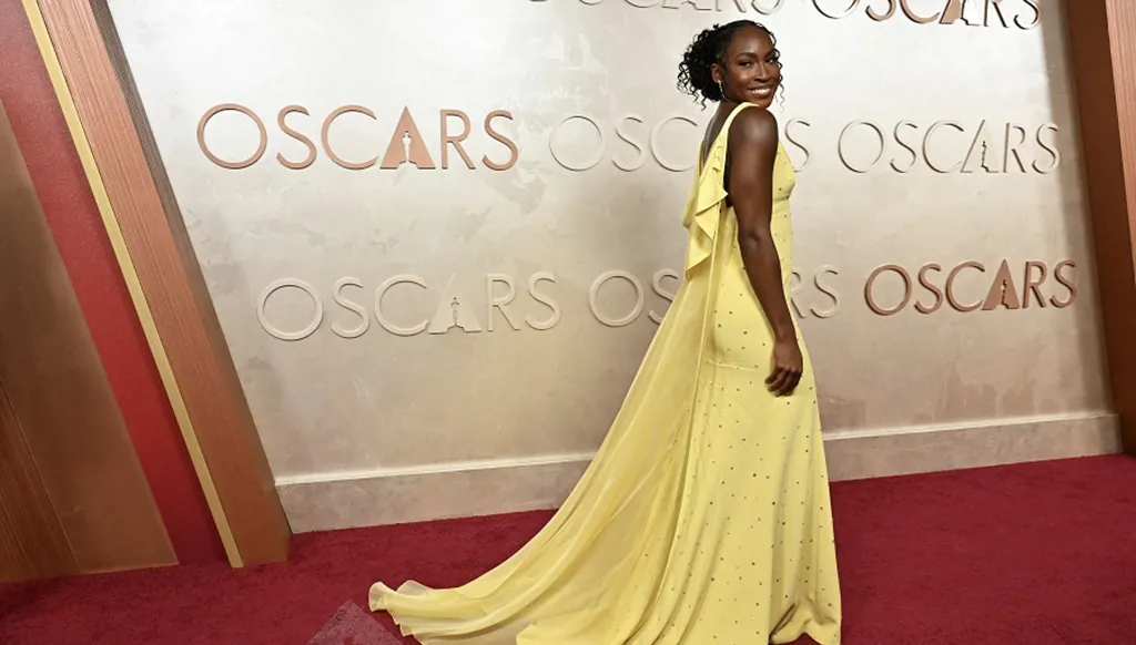 ثوبٌ أصفر مرصعٌ بالجواهر وأقراط ألماس... كوكو غوف تُضيء الأوسكار بلمسة رياضية (صور وفيديو)