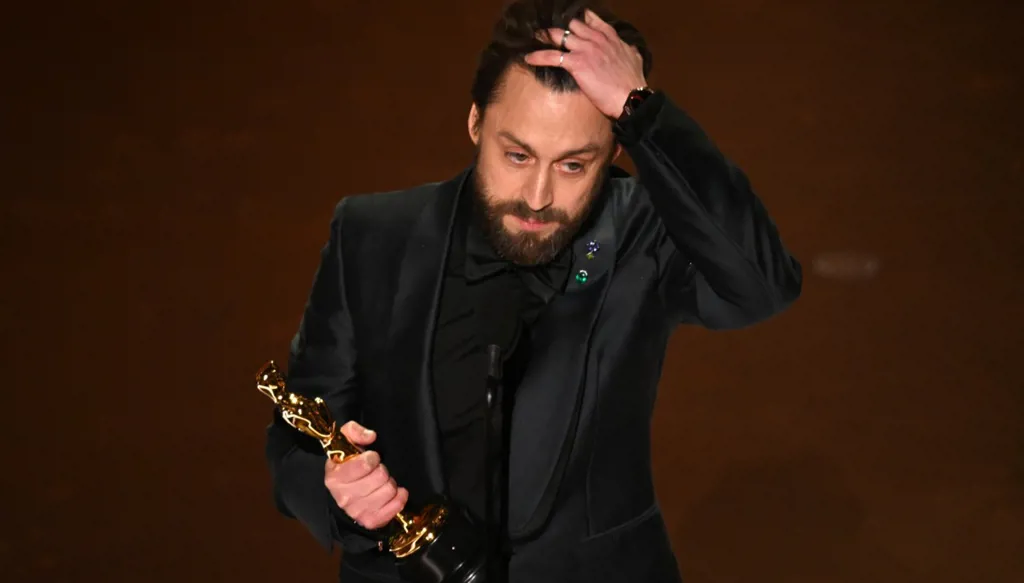 كيران كولكين يحصد أوسكار أفضل ممثل في دور ثانوي عن فيلم "ألم حقيقي" (فيديو)