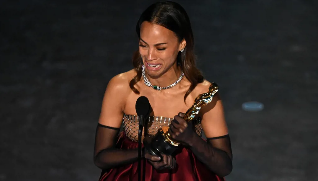 دموع زوي سالدانيا بعد فوزها بأوسكار أفضل ممثلة في دور ثانوي عن "إميليا بيريز" (فيديو)