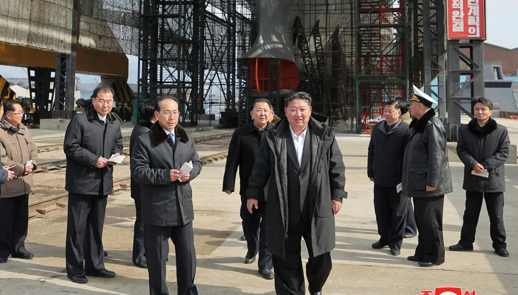 الزعيم الكوري الشمالي يتفقد مشروع بناء "غواصة عاملة بالطاقة النووية" (صور)