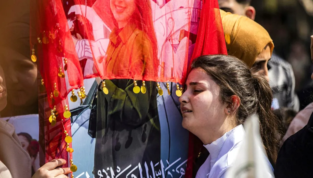 5 عند الخامسة: إسرائيل تعيد معتقلين إلى لبنان... وأحداث سوريا تكشف خللاً خطيراً