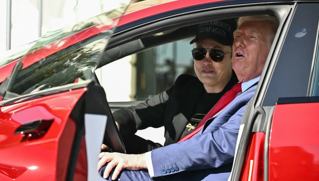 ترامب يحوّل حديقة البيت الأبيض إلى معرض لسيارات "تسلا" (صور - فيديو)