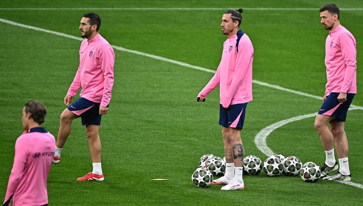 جماهير أتلتيكو تستقبل اللاعبين بالألعاب النارية قبل مواجهة ريال مدريد (فيديو)