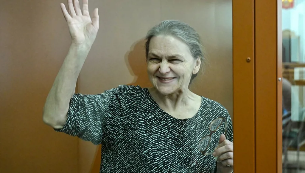 روسيا تفرج عن صحافية مدانة بـ"تبرير الإرهاب"