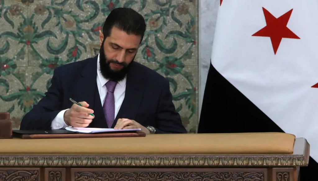 الإعلان الدستوري في سوريا... من الفراغ إلى الجدل السياسي والانقسام