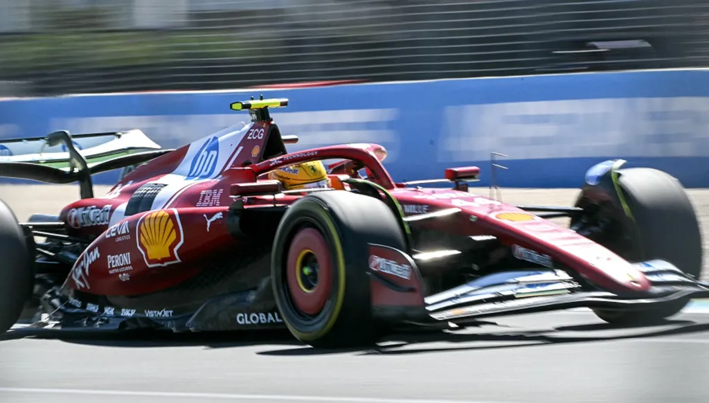 هوليوود تجتاح سباقات فورمولا 1... براد بيت يخوض التحدي بأداء حقيقي وهاميلتون يشيد