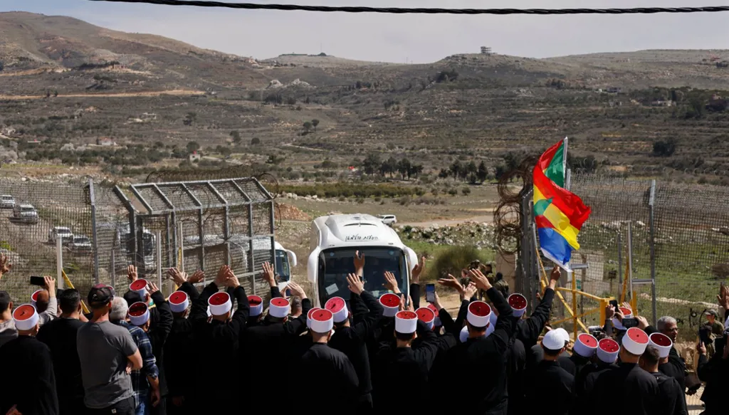أهالي بلدة حضر بالجولان السوري يستنكرون زيارة مشايخ دروز إلى إسرائيل
