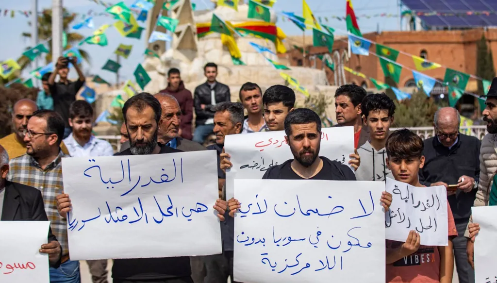 سوريا... تظاهرة للأكراد في شمال شرق البلاد احتجاجاً على الإعلان الدستوري الجديد