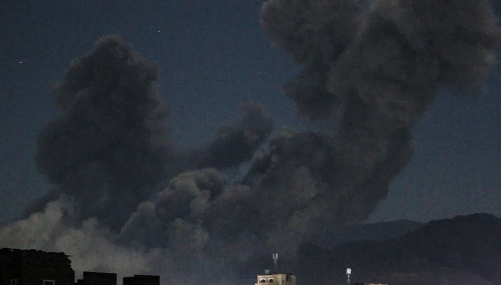 الحوثيون يتبنون هجوماً "ثانياً" ضد حاملة الطائرات الأميركية "هاري ترومان"... وغارات جديدة تستهدف الحديدة