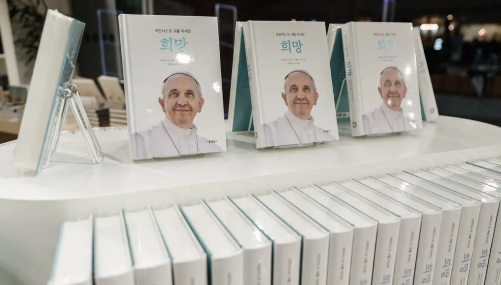 من المستشفى... البابا يدعو إلى وضع حد للنزاعات في العالم