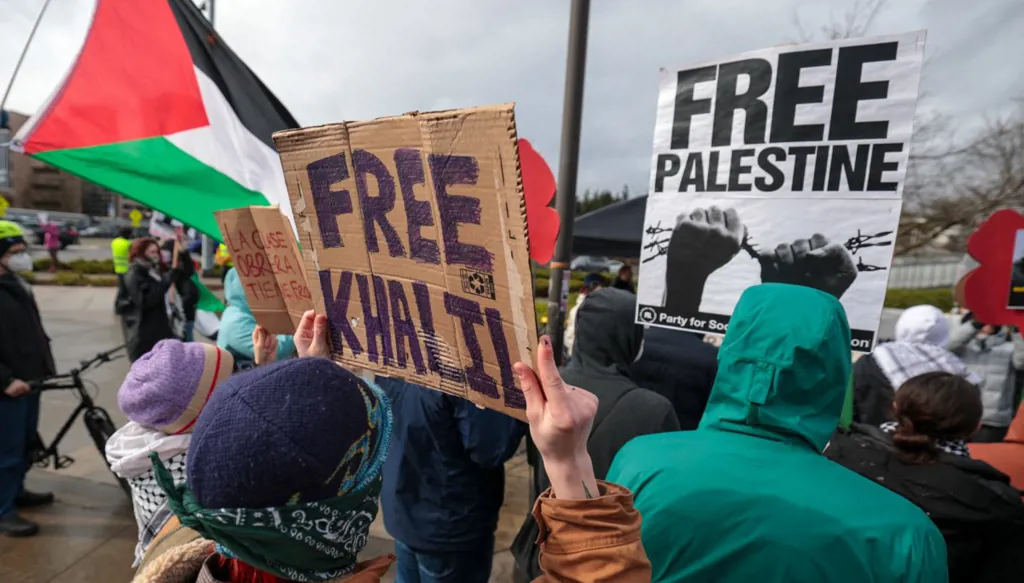 احتجاجات على اعتقال خليل (أ ف ب)