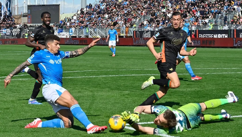 نابولي يهدر فرصة صدارة الدوري الإيطالي بتعادل مخيب للآمال