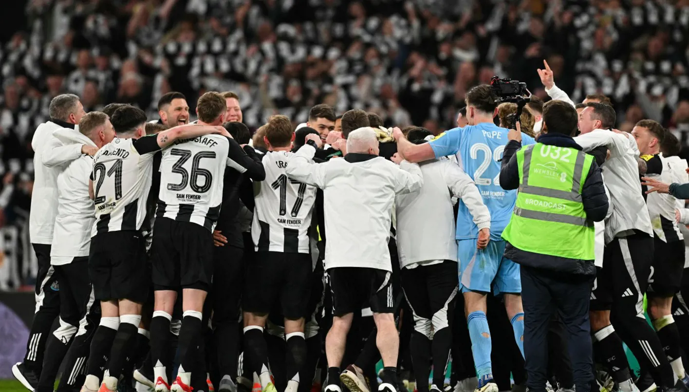 نيوكاسل يتفوق على ليفربول ويتوج بلقب كأس الرابطة