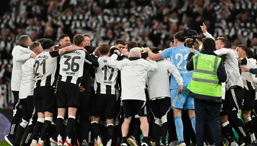 نيوكاسل يتفوق على ليفربول ويتوج بلقب كأس الرابطة