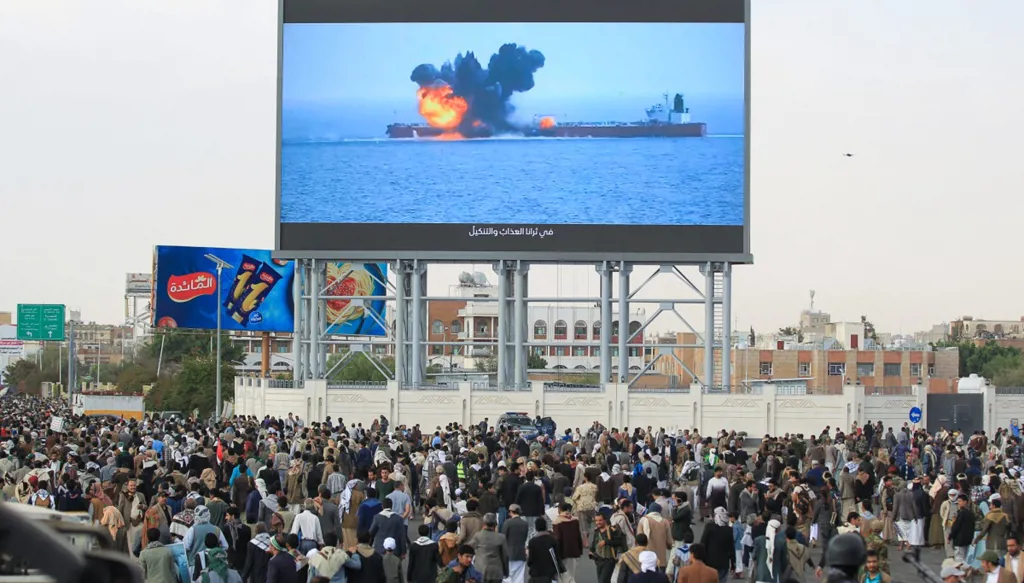 "وول ستريت جورنال": هكذا غادر بعض القادة الحوثيين صنعاء قبيل الغارات الأميركية