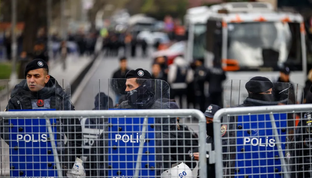 أردوغان يطيح أبرز معارضيه "بانقلاب قضائي"