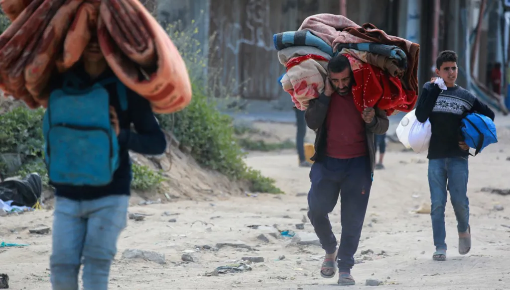 5 عند الخامسة: قصة الطفل على الحدود وقصف إسرائيلي في غزة... "خلية داعشية" وهبوط لليرة التركية