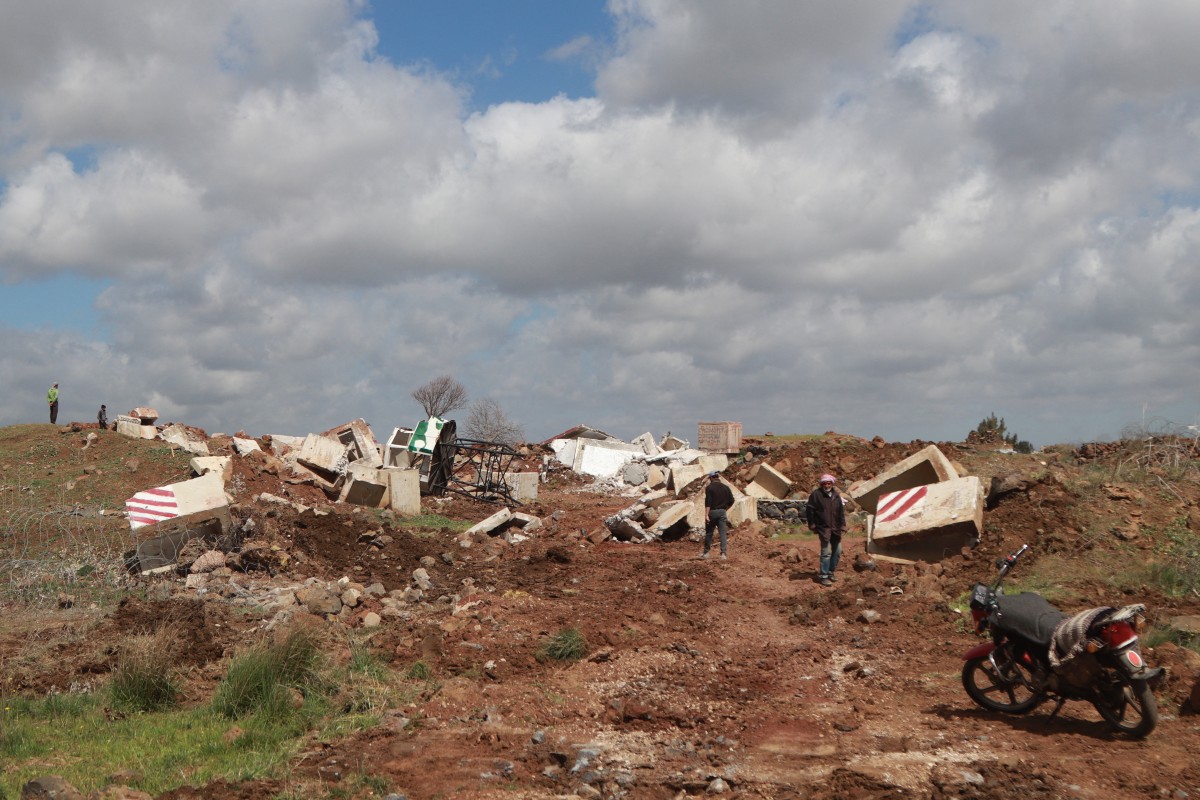 سوريون يتفقدون الأضرار بعد دخول القوات الإسرائيلية في 19 آذار إلى نقطة أبو دياب العسكرية الواقعة على الأطراف الجنوبية لمدينة القنيطرة الحدودية السورية (ا ف ب)