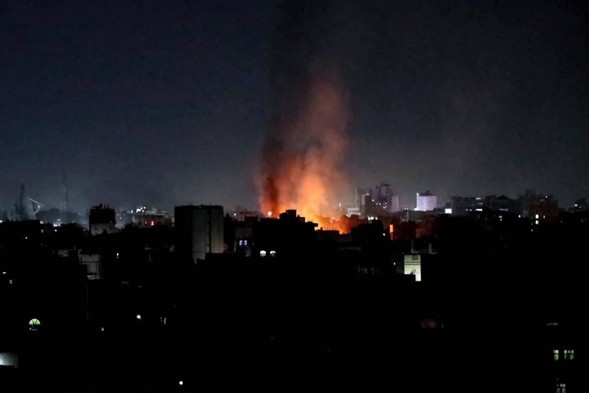  دخان متصاعد فوق المباني بعد القصف على العاصمة اليمنية صنعاء (ا ف ب)