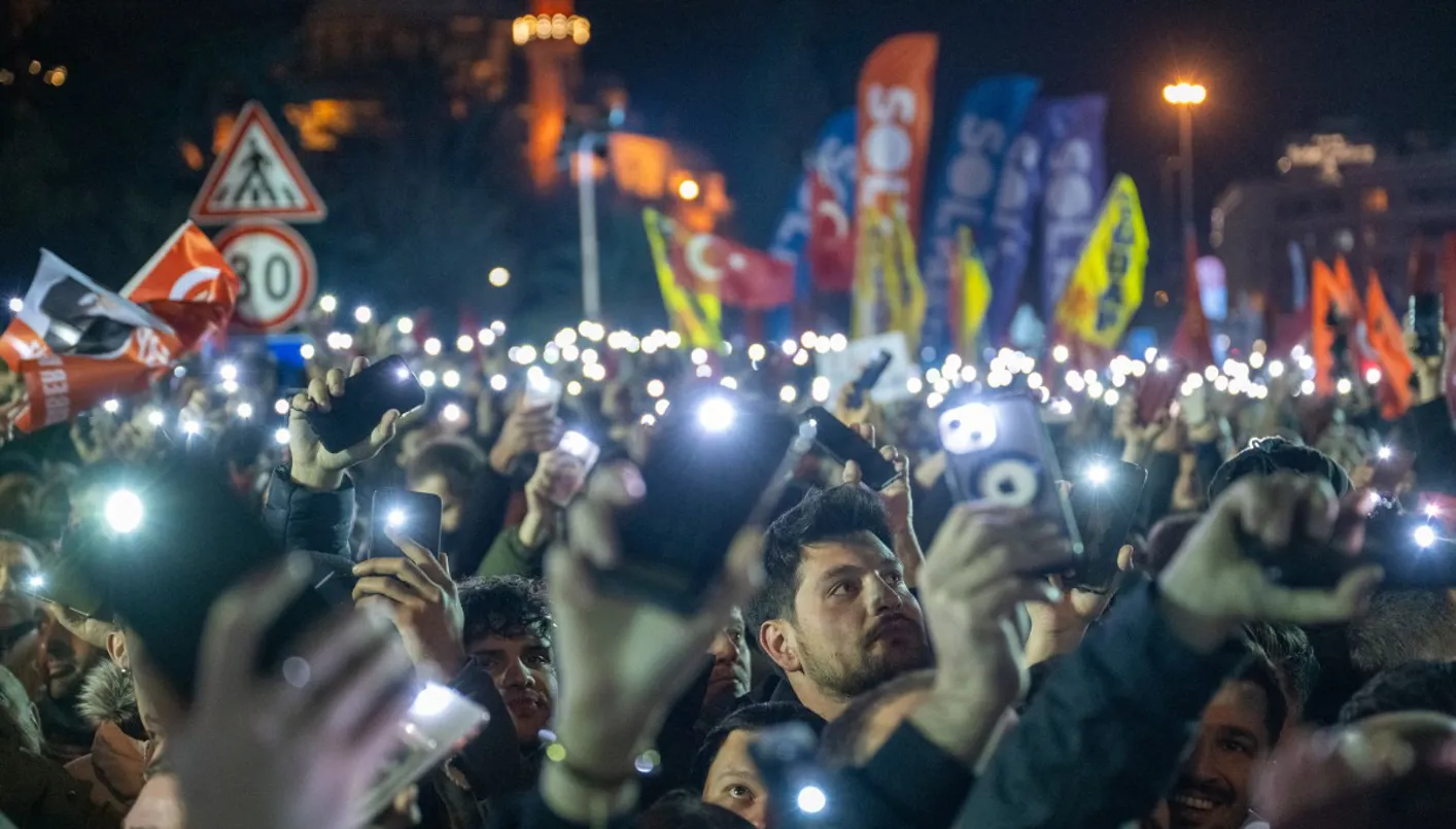 تظاهرات احتجاجاً على اعتقال إمام أوغلو (أ ف ب)