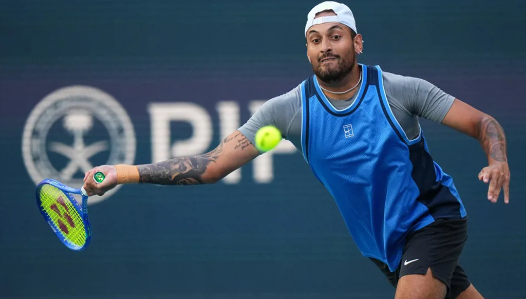 رحلة المعاناة تنتهي.. كيريوس يحقق فوزه الأول منذ 2022 (فيديو)