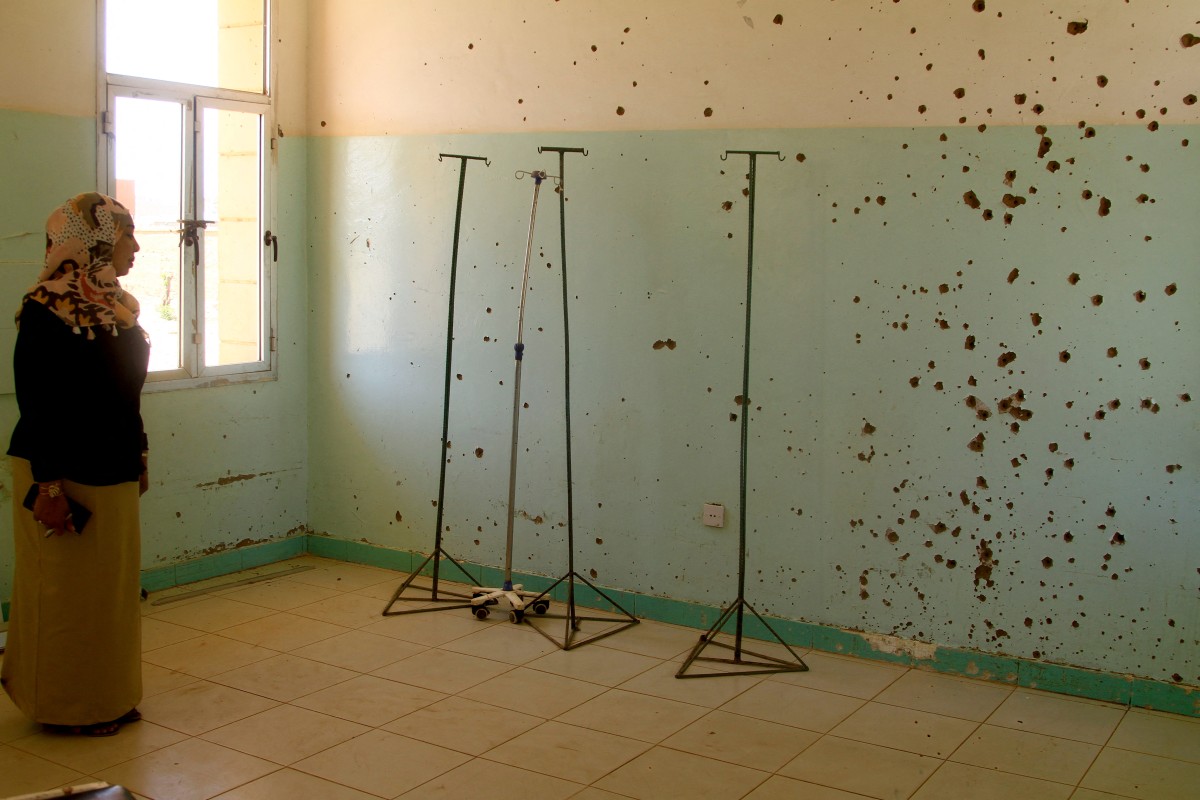 ثقوب الرصاص على أحد الجدران الداخلية للمستشفى السعودي في الخرطوم (أ ف ب)